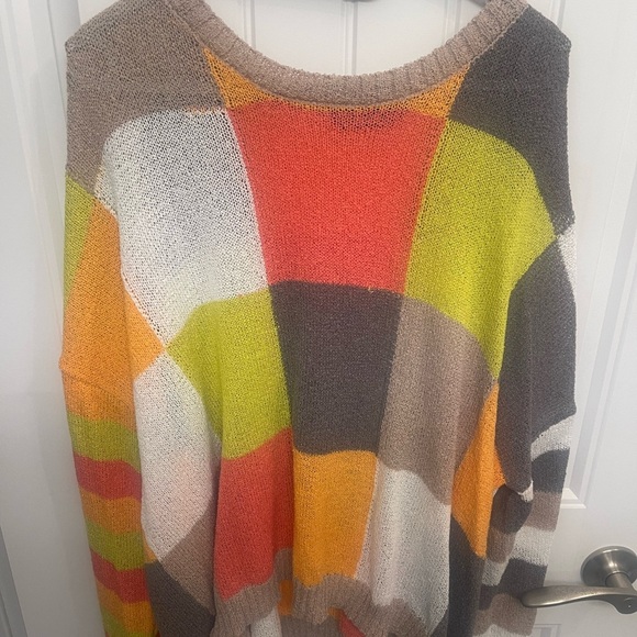 COLOR BLOCK CREWNECK SWEATER!
Material gorgeous! Like  new! Size L - Picture 3 of 8